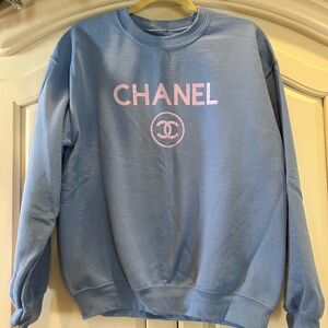 Gildan Sweatshirt, Size Medium.